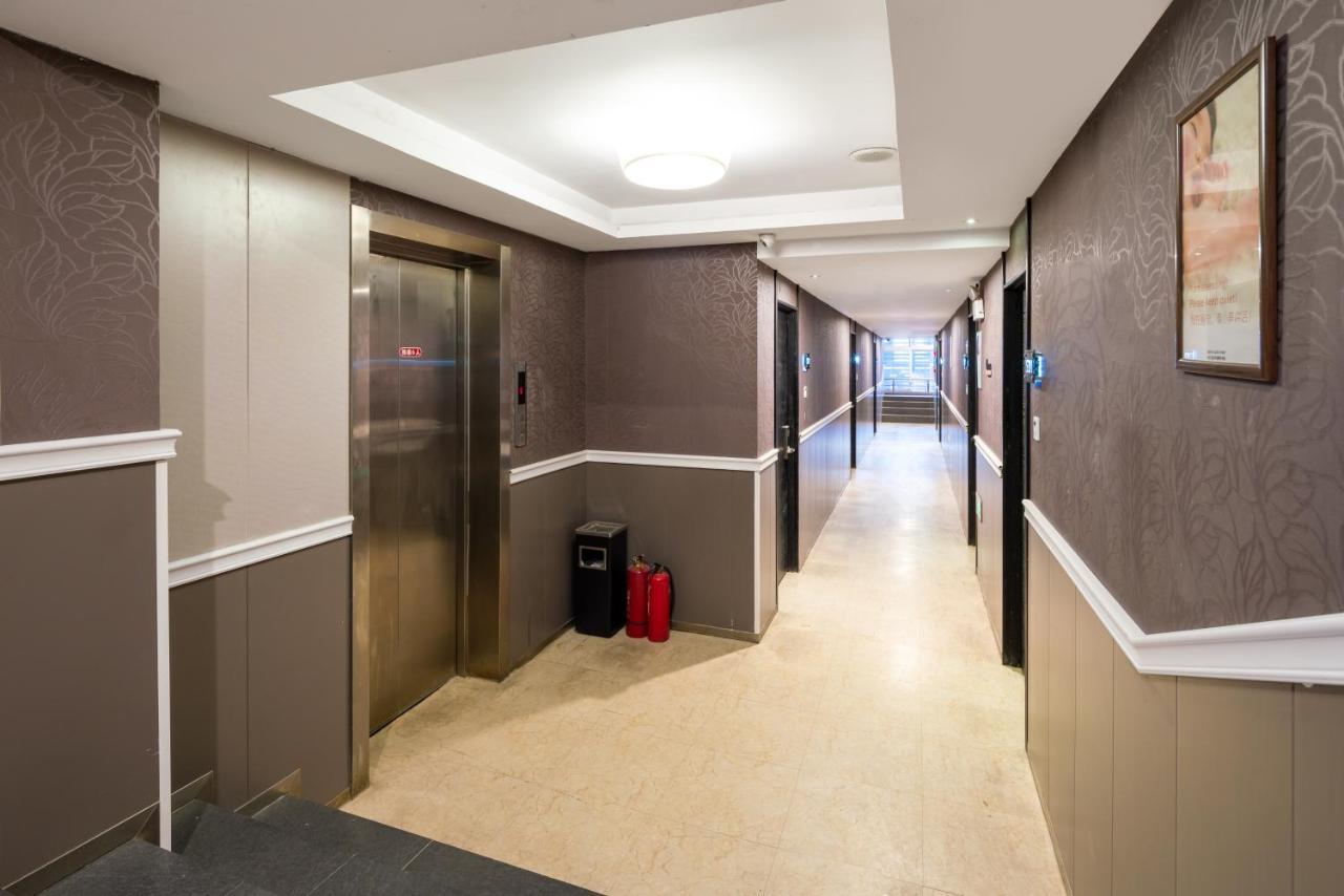 Spring Time Hostel--Nearby Tiananmen Square & Forbidden City & Wangfujing Street & Line 5,6 Subway Nearby,Free Wifi Pekin Zewnętrze zdjęcie